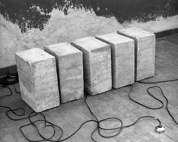 Sonoro, 1977, cemento e circuito elettronico, cinque elementi, cm20x30x50