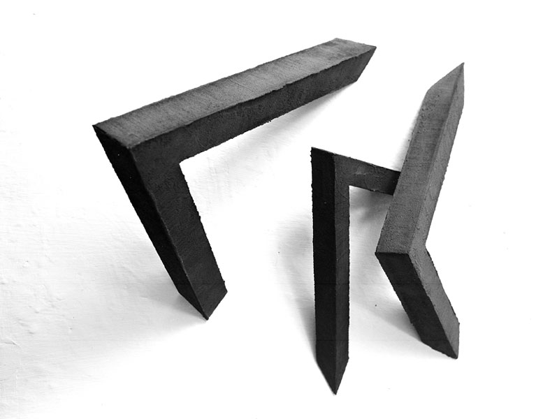 Enigma triangolare,1995, cemento ossidato, istallazione