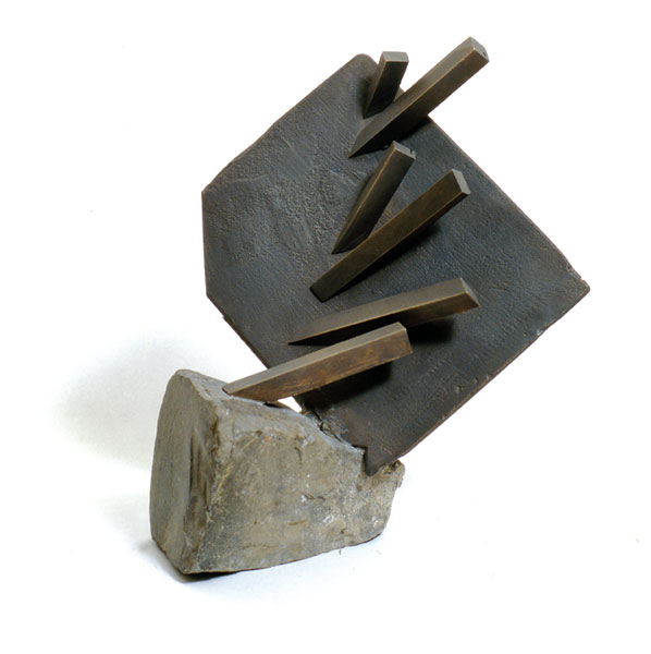 Bronzo 222, 2000, bronzo patinato e basalto, h cm 25