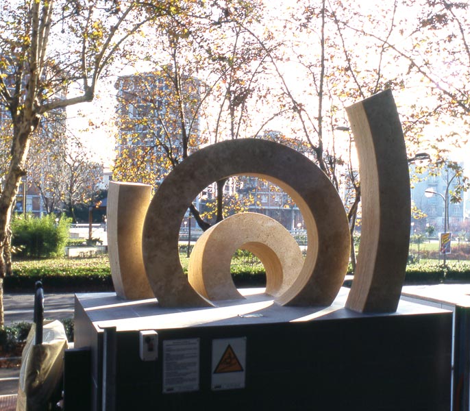 Enigma, 1994, travertino romano, cm 150x150x150, Nuova sede della Polizia di Stato, La Spezia