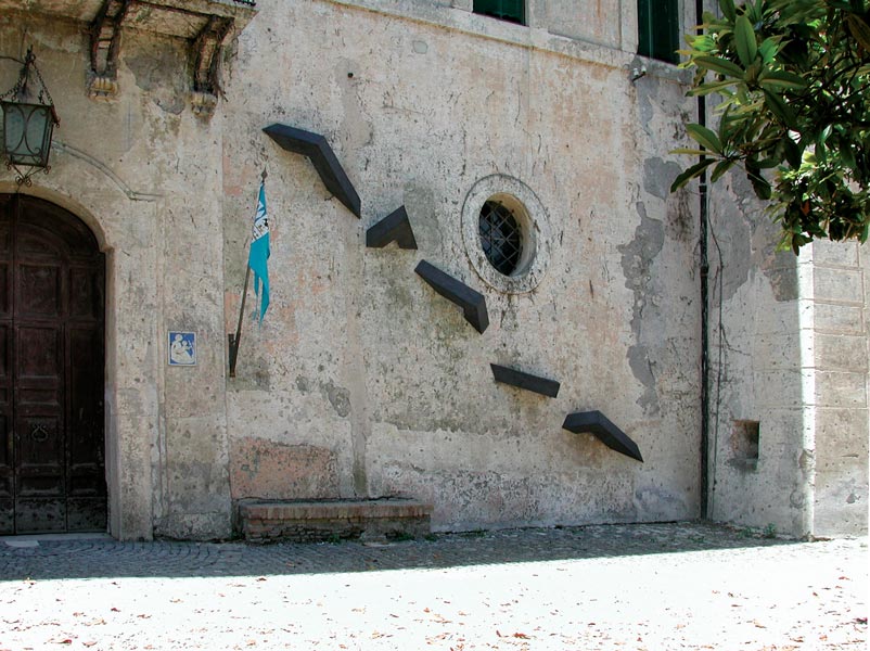 Enigma triangolare, 1995, cemento ossidato, istallazione, Castello di S. Giorgio, Roma