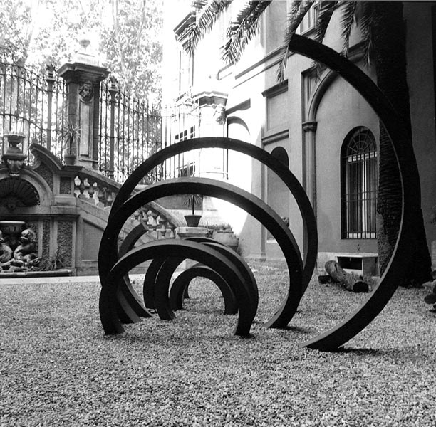 Enigma a terra, 1995, cemento ossidato, istallazione, Palazzo Falconieri, Roma