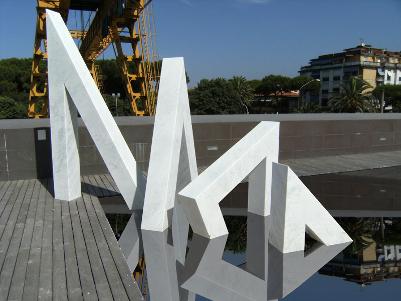 Enigma triangolare in acqua, 2007, marmo bianco, cm 600x600x400, Marina diCarrara (MS)