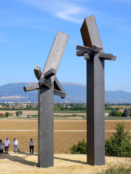 Contro tutti i terrrorismi, 2010, monumento in acciaio Cor-Ten, h max 12 m, Brufa (PG)
