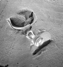 Bicchiere, 1975 cemento - vetro, cm 35x35x10